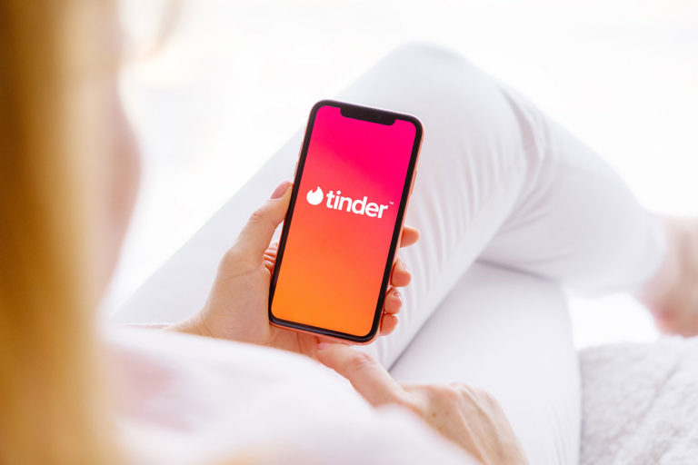 Frau sucht ein Tinder Sex-Date