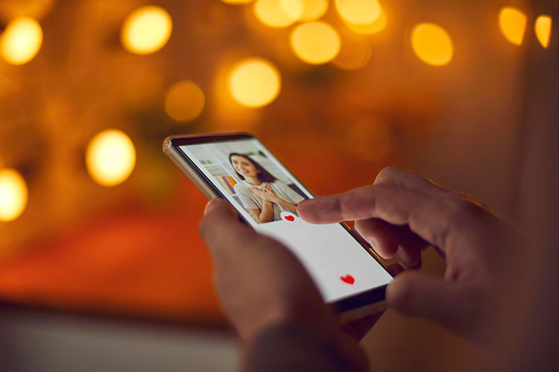 Mann betreibt Tinder Dating mit dem Smartphone