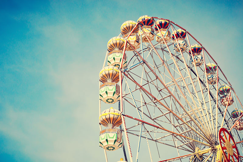 Riesenrad auf blauem Himmel