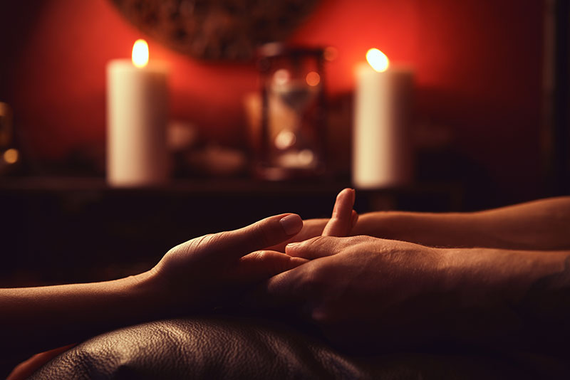 Erotische Massage an der Hand