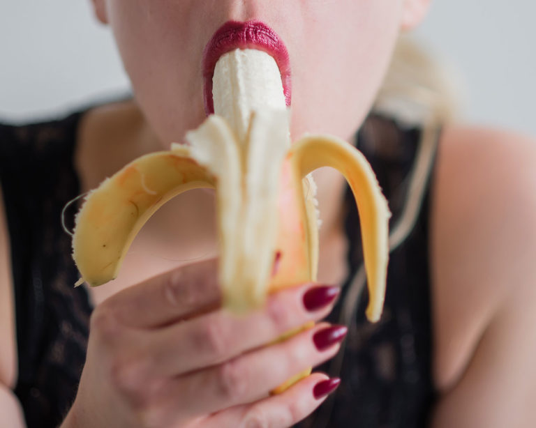 Frau übt Deepthroat mit Banane