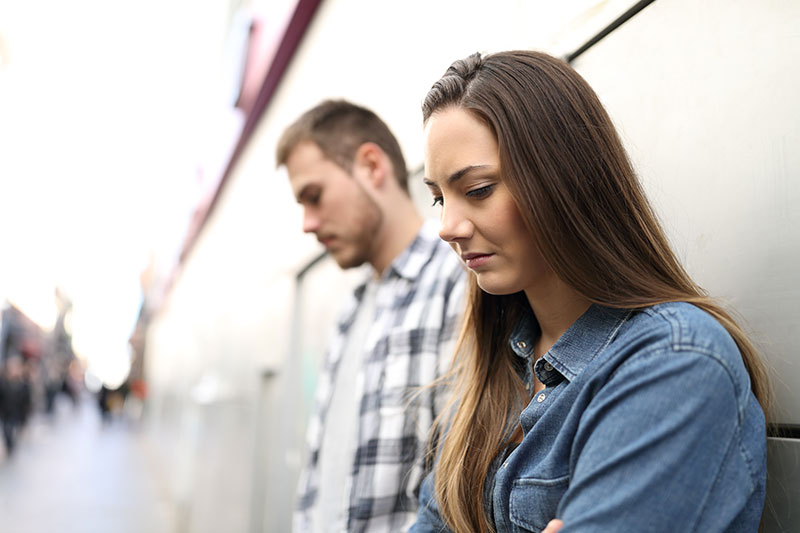 Frau ist traurig nach Seitensprung