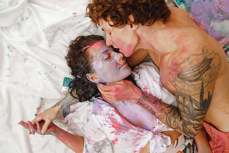 Mann und Frau haben Bodypainting Date