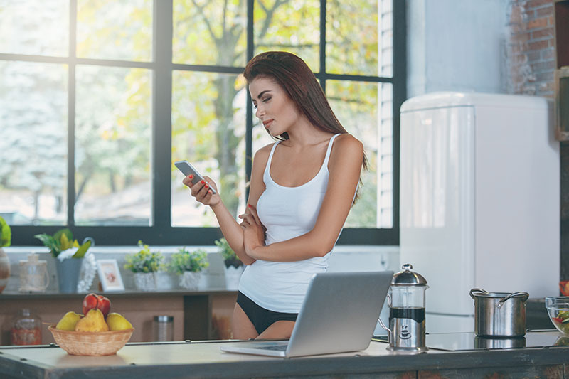 Hausfrau schmeißt während des Flirtens noch den Haushalt