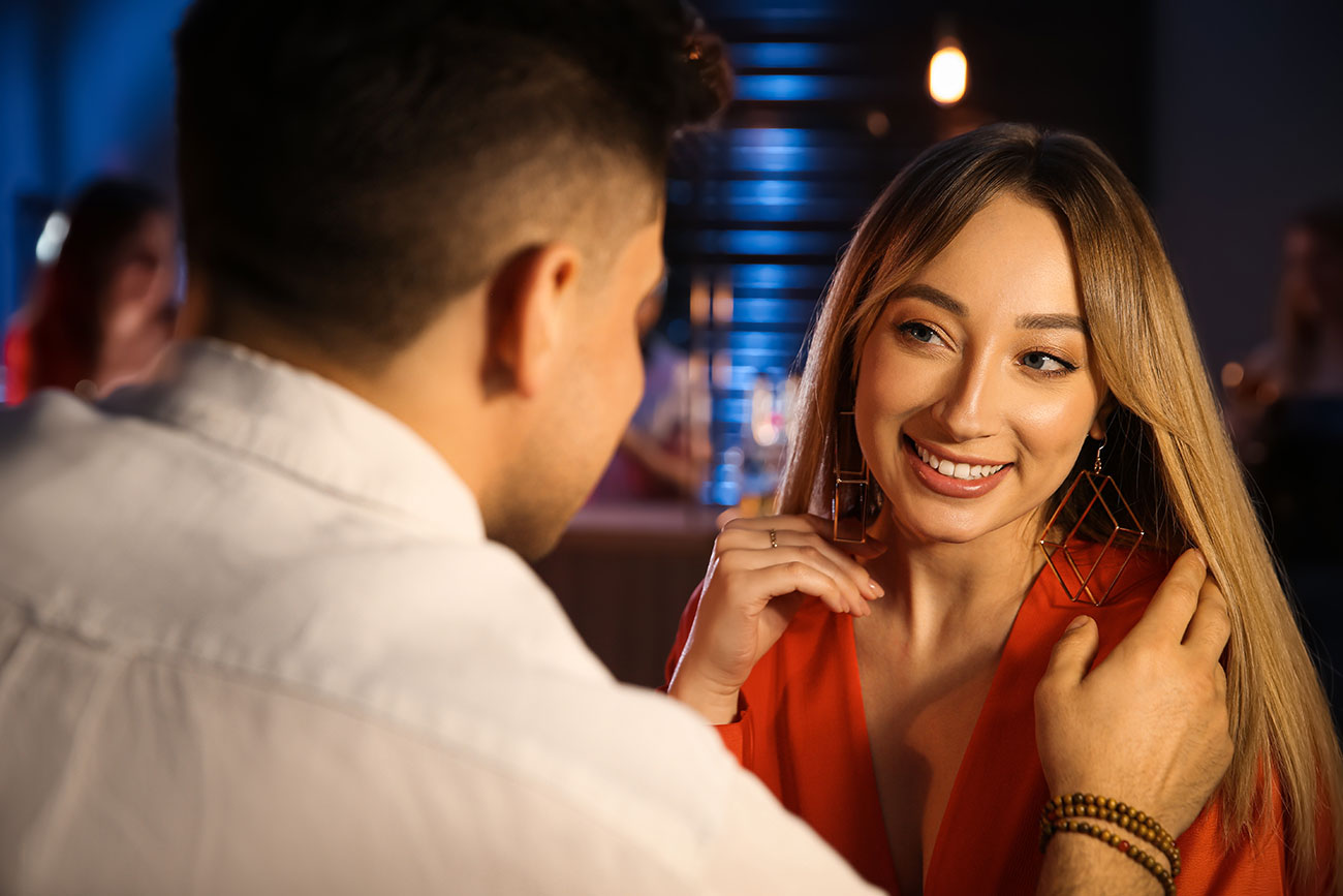 Mann und Frau flirten in einer Bar miteinander