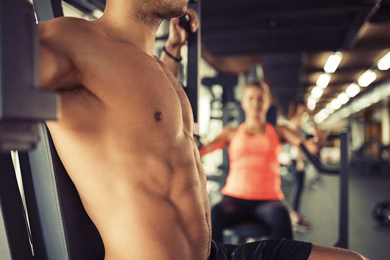 Oberkörperfreier Mann im Fitnessstudio